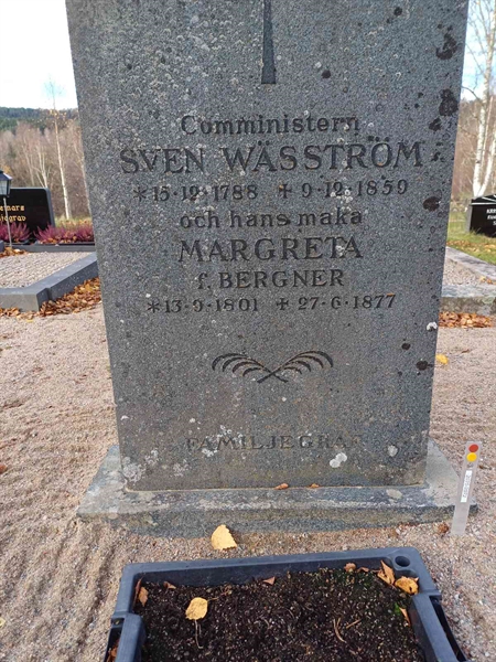 Grave number: JÄ 1 A 2070, 2071, 2072