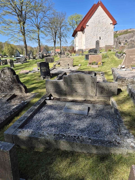 Grave number: SG 02 215, 216