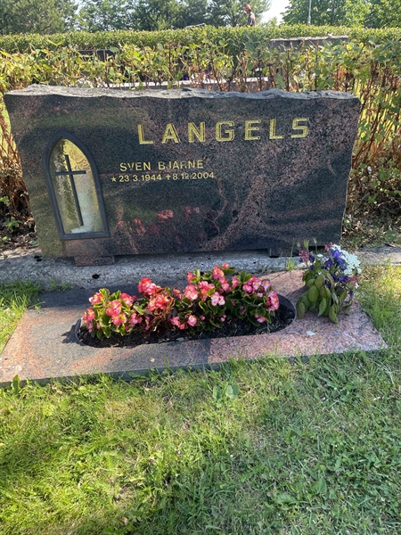 Grave number: N 9 3    23-24