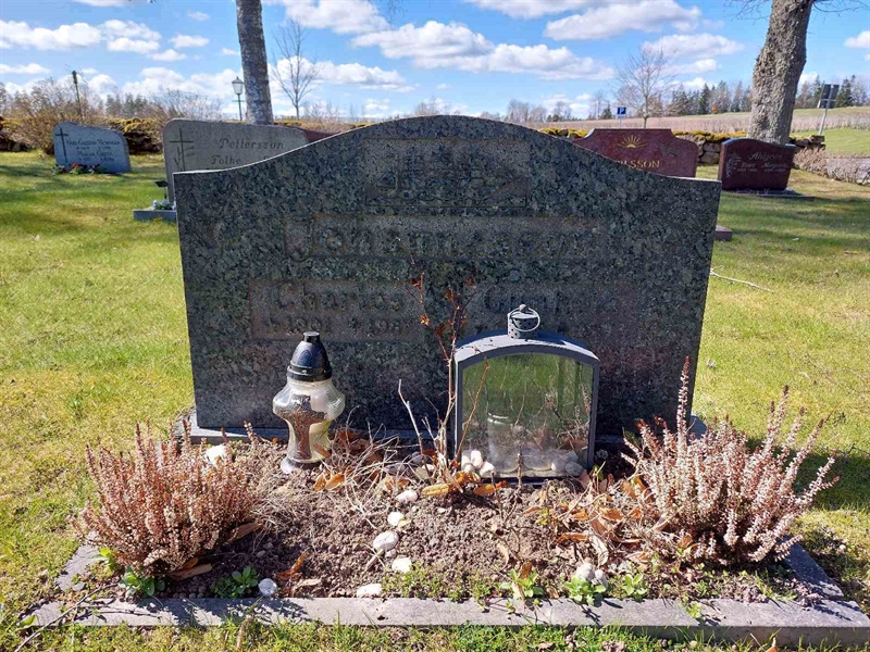 Grave number: HV 26   32, 33