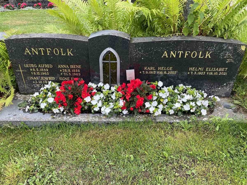 Grave number: N 4 4   579b,  580