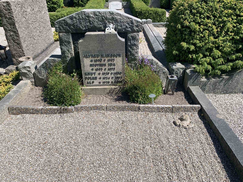 Grave number: NK III     9