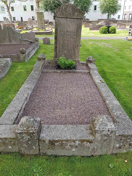 Grave number: 06 60508