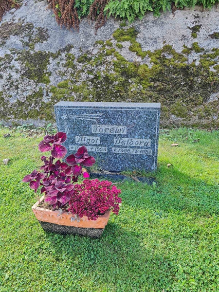 Grave number: F 0    11