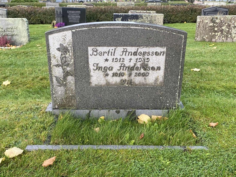 Grave number: 4 Öv 17   161-162
