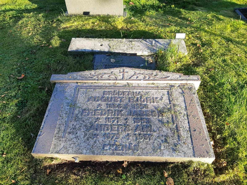 Grave number: Fr 7   372-374