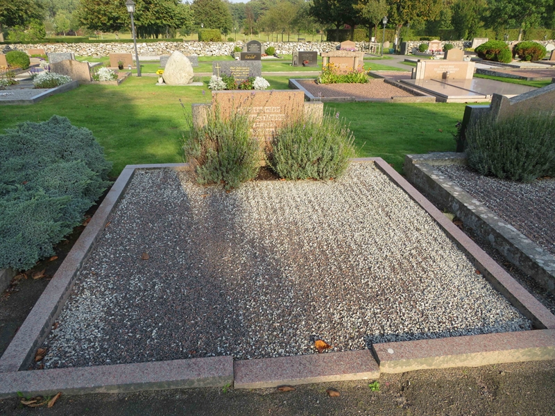 Grave number: 1 02   76