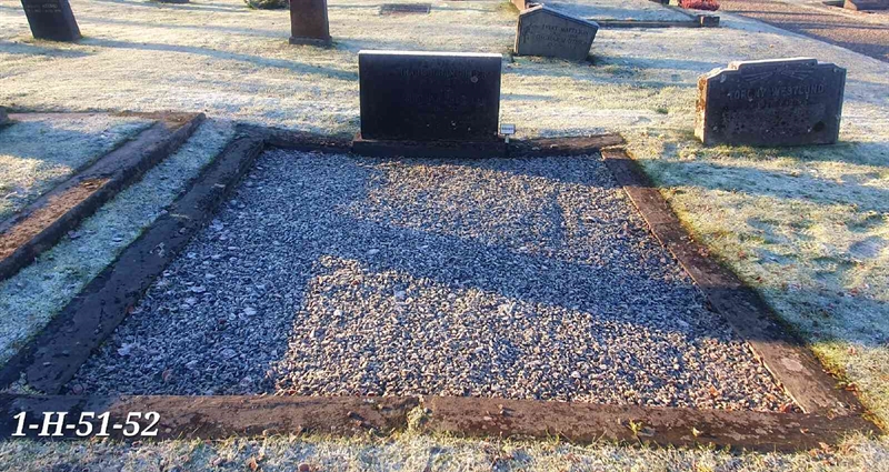 Grave number: 1 H    51-52