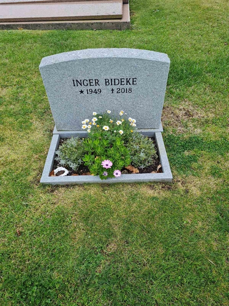 Grave number: F 04   183, 184