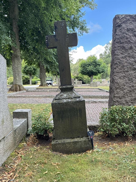 Grave number: 33 6    70