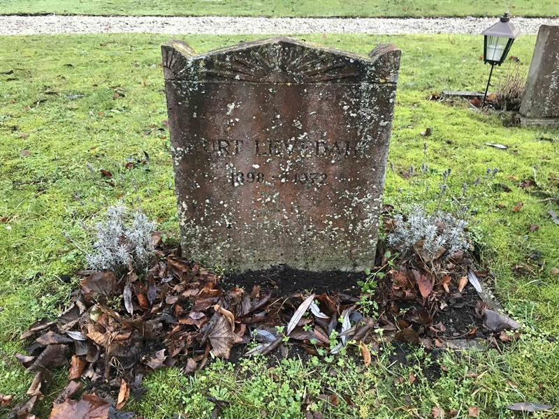 Grave number: L A    54