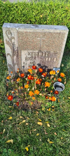 Grave number: M G  119, 120