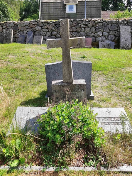 Grave number: M1 R    13