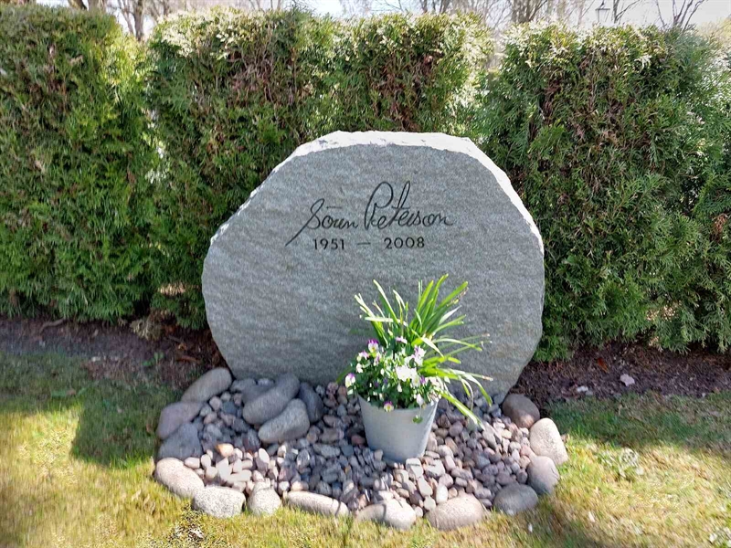 Grave number: HÖ 5   71, 72