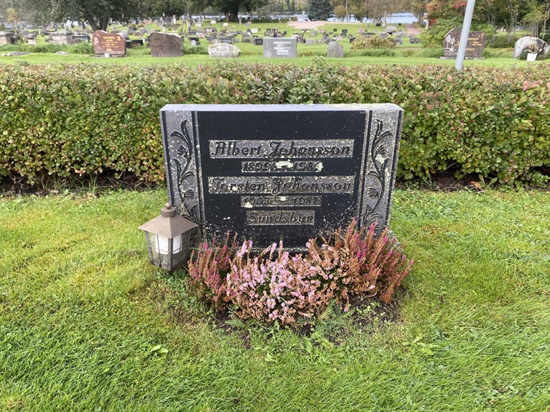 Grave number: 4 Öv 18    39-40