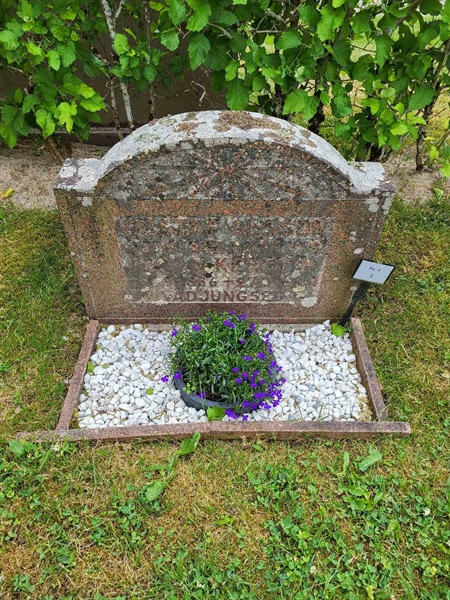 Grave number: Jä 04     3