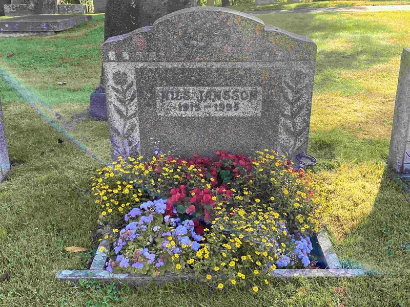 Grave number: 1 07    77