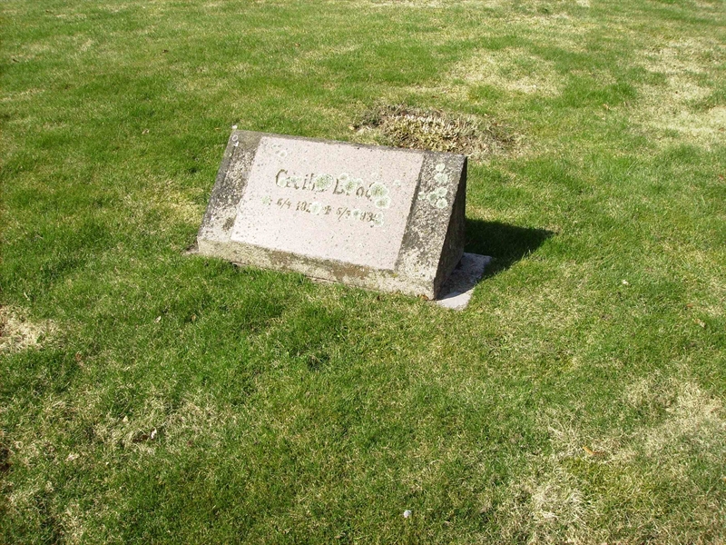 Grave number: LM 3 32  004