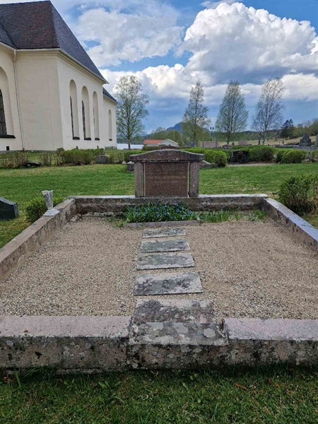 Grave number: 501 07 868-870