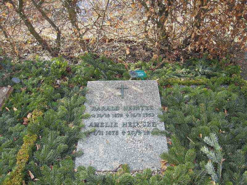 Grave number: NK Urn r     8