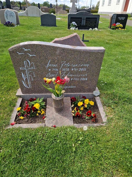 Grave number: 04 A   98, 99