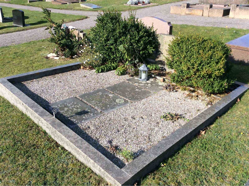 Grave number: F 04    18, 19