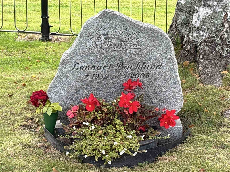 Grave number: IN 33    15-16