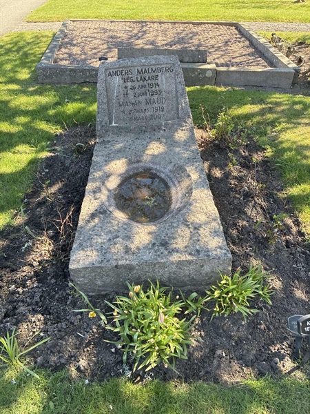 Grave number: 33 2   107-108