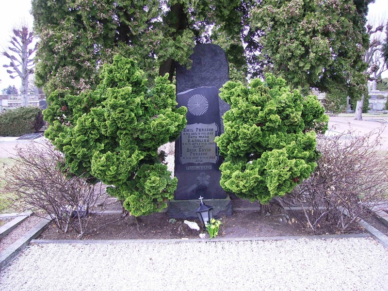 Grave number: LM 3 23  007