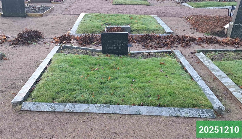 Grave number: 1 N   131