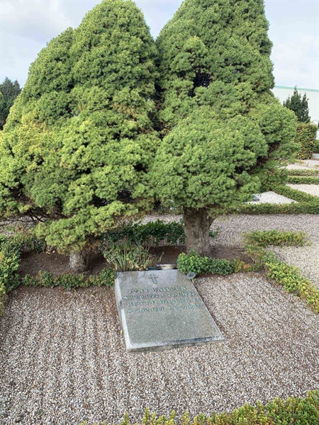 Grave number: NK G 74-75