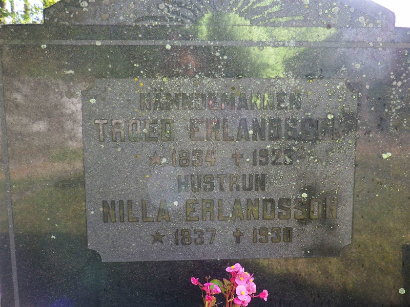 Grave number: VI B     8, 9