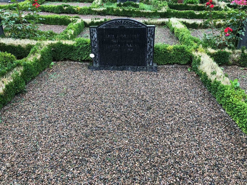 Grave number: Kå 40    32, 33