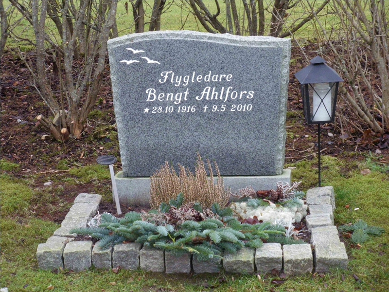 Grave number: HNB RIII    16