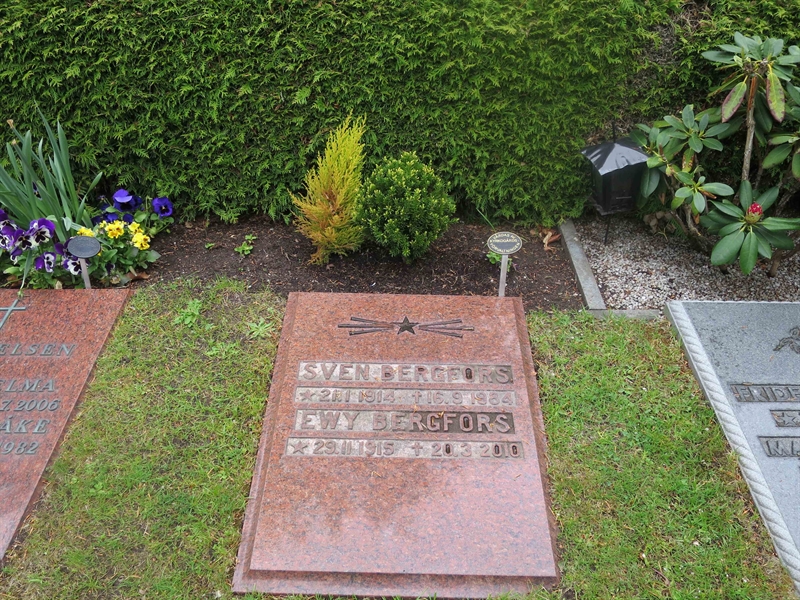 Grave number: HÖB N.UR   330