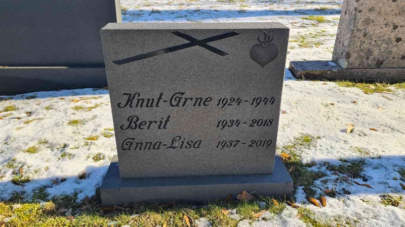 Grave number: M G 02 7-9
