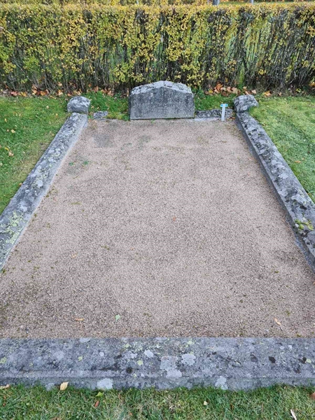 Grave number: 1 18   22