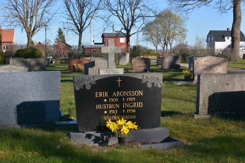 Grave number: B3 3A   135, 136