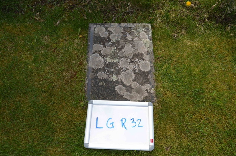 Grave number: LG R    32
