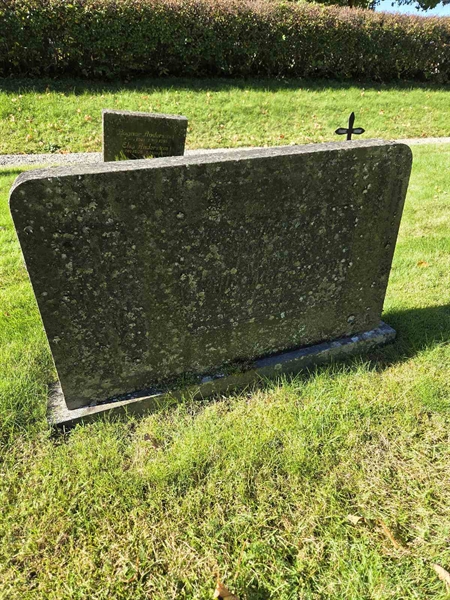 Grave number: T A D   776-777