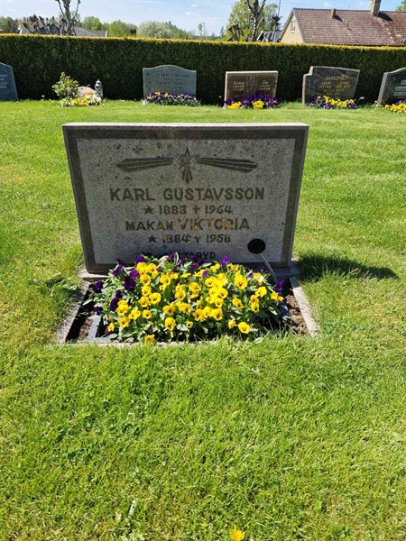 Grave number: 04 D   58, 59