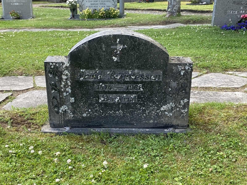 Grave number: 8 2 04     3