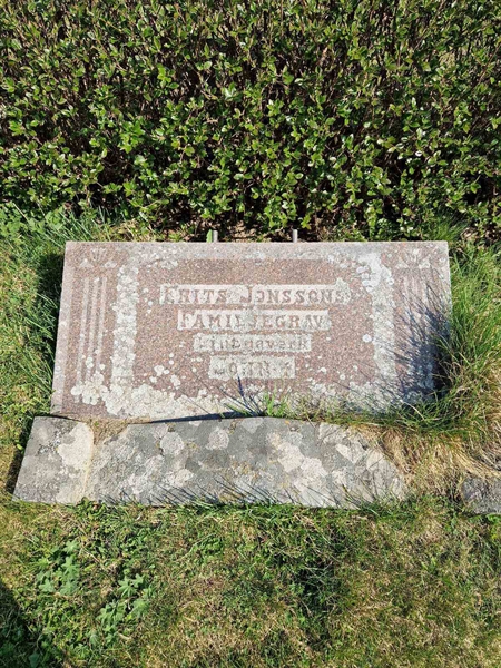 Grave number: 501 03 393-395