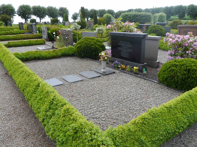 Grave number: ÖV H    37, 38, 39
