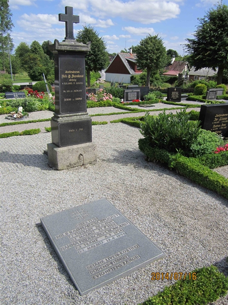 Grave number: 10 C   104, 105