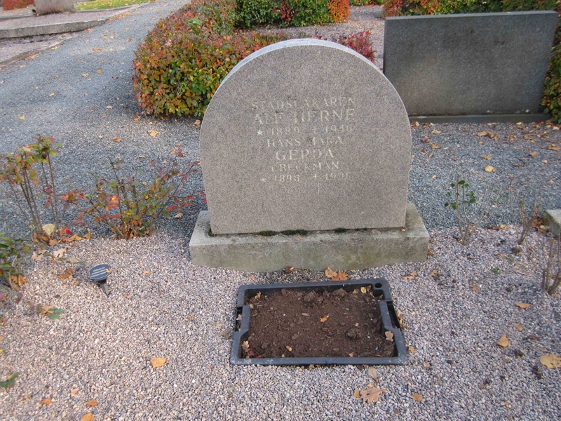 Grave number: 1 03 K     1-2-4