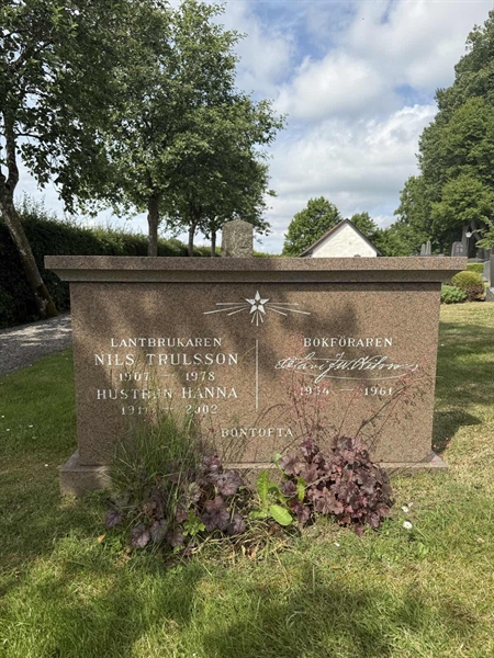 Grave number: FÅ D 133, 134, 135