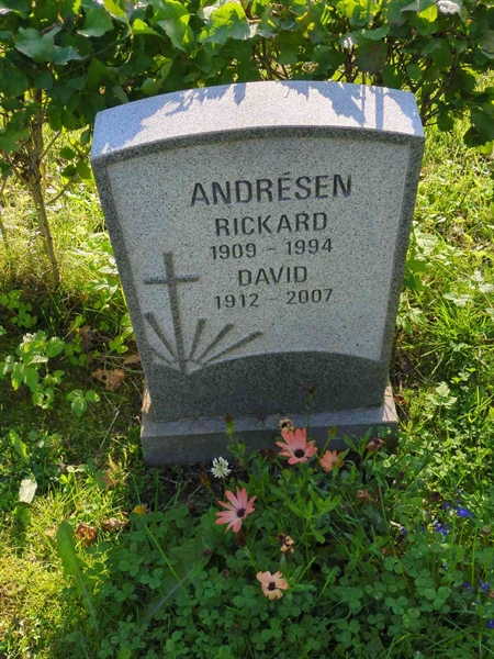 Grave number: 1 10   484-487