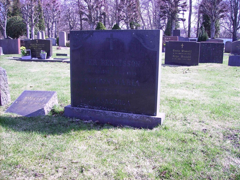 Grave number: LM 3 33  008