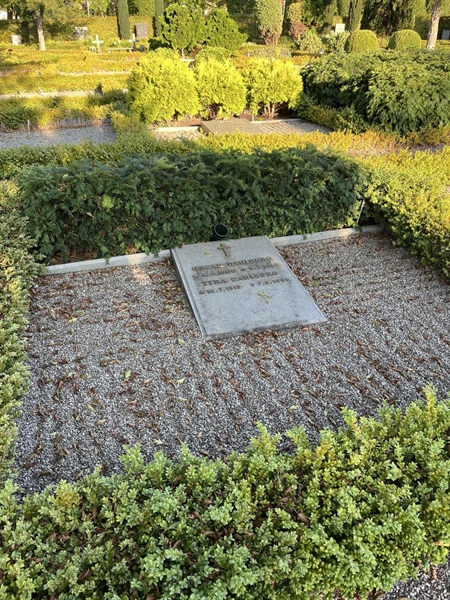 Grave number: NK X 179-180